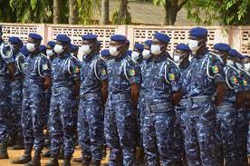 Arnaque Mobile Money au Bénin : Trois policiers condamnés, douze personnes relâchées