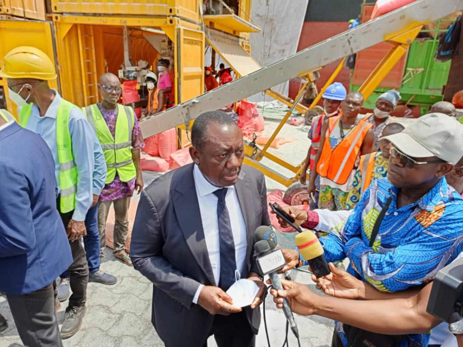 le Ministre de l’Agriculture, de l’Élevage et de la Pêche, Monsieur Gaston Cossi DOSSOUHOUI, a honoré de sa présence le Port de Cotonou pour y observer l’arrivée triomphale d’une imposante cargaison d’engrais NPK.