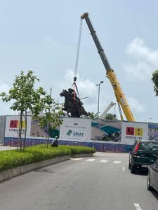 Des officiels ont transféré la statue emblématique de Bio Guerra, héros national, de l’aéroport à son emplacement définitif 