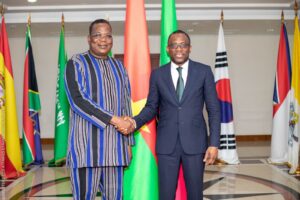 Le Ministre Olushegun ADJADI BAKARI, a reçu les copies figurées des lettres de créance de trois nouveaux Ambassadeurs nommés au Bénin