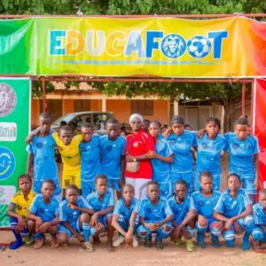 Steve Mounié, le capitaine des Guépards du Bénin et avant-centre du Stade Brestois, a transformé la vie éducative et sportive