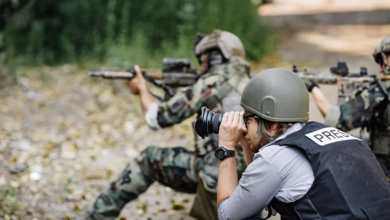 Journalistes de guerre : Des sentinelles courageuses qui bravent les dangers pour informer sur les réalités de la guerre.