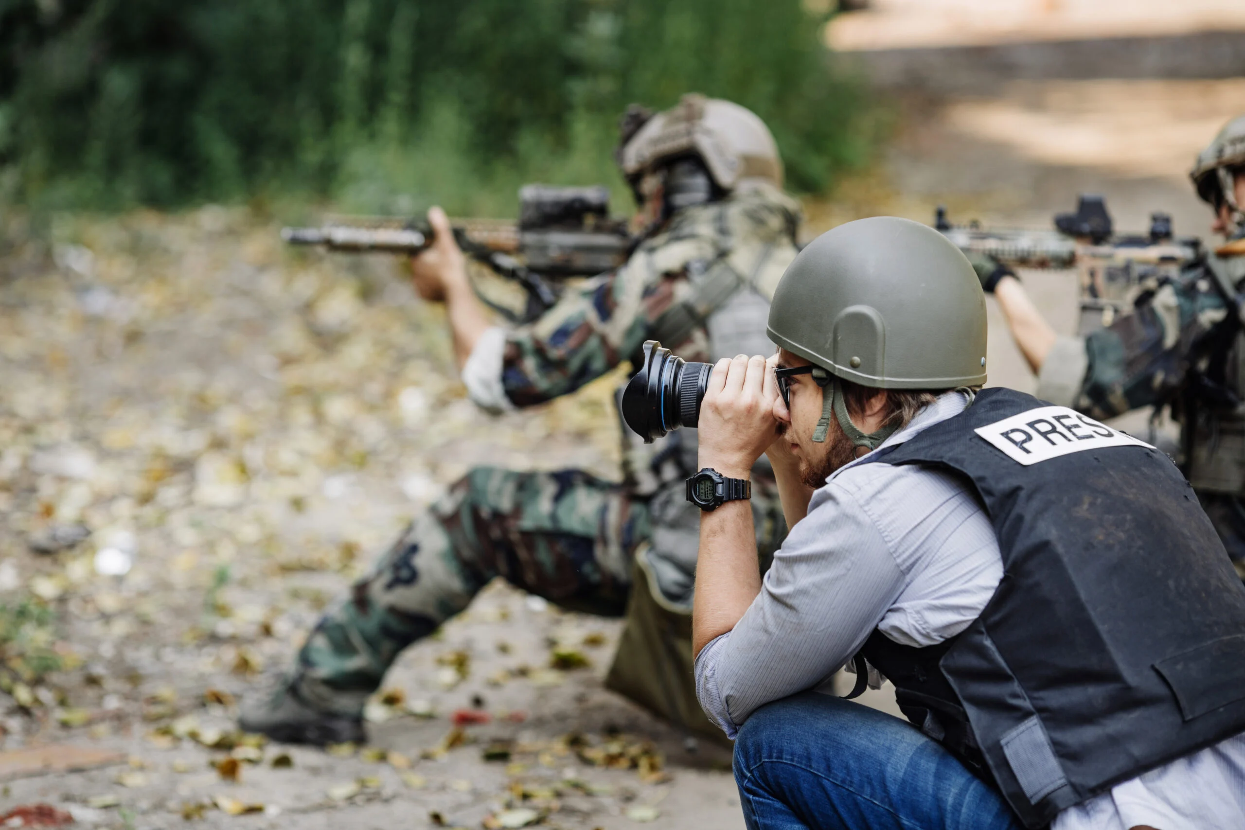 Journalistes de guerre : Des sentinelles courageuses qui bravent les dangers pour informer sur les réalités de la guerre.