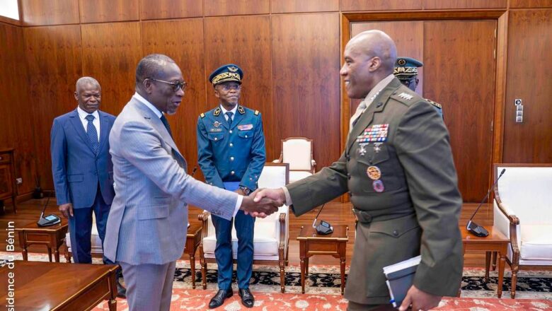 Le Président Patrice TALON a accueilli avec les honneurs le Général Michael E. LANGLEY, éminent Commandant de l’AFRICOM,