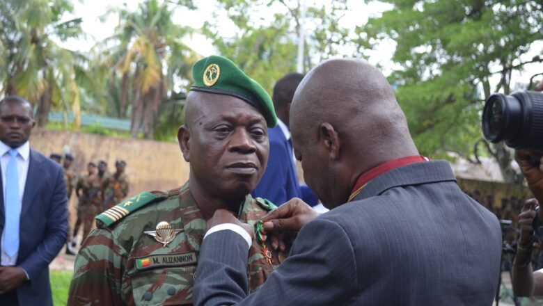 La cérémonie de décoration militaire au Bénin met en lumière l'exemplarité et le dévouement des forces armées, honorant leur service inestimable à la nation.