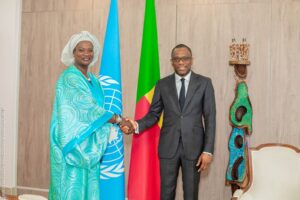 La Coordonnatrice Résidente de l'ONU au Bénin, Mme Aminatou Sar, présente sa lettre de créance au ministres M. Shegun Bakari.