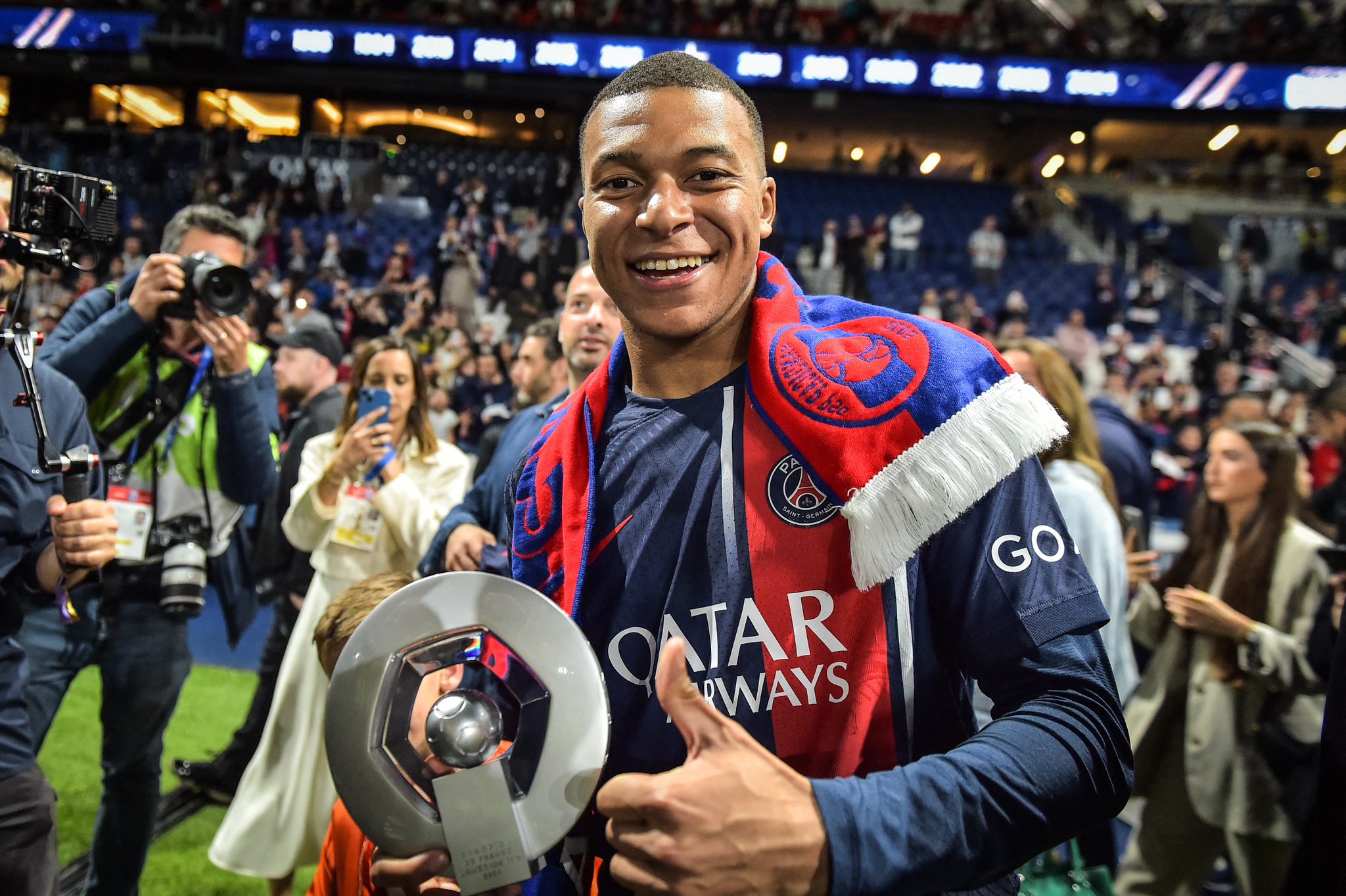 Mbappé est célèbre  pour son talent footballistique exceptionnel, dont la particularité réside dans sa rapidité, sa technique impeccable