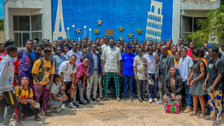 Emmanuel Adebayor inspire les étudiants de l'Université de Lomé lors d'une rencontre captivante, partageant son parcours