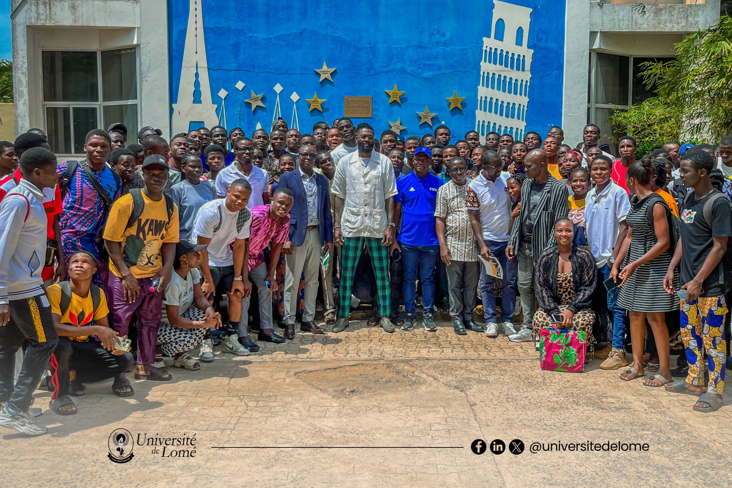 Emmanuel Adebayor inspire les étudiants de l'Université de Lomé lors d'une rencontre captivante, partageant son parcours