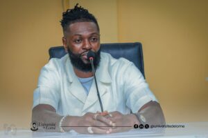 Emmanuel Adebayor inspire les étudiants de l'Université de Lomé lors d'une rencontre captivante, partageant son parcours