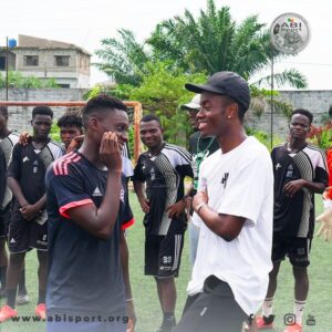 Simon Adingra, star montante du football ivoirien, a fait un don généreux d'équipements sportifs à son club formateur ABI SPORT FC au Bénin,