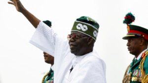 Selon une source proche de la présidence, le Président Tinubu est en bonne santé et n'a aucune blessure à la suite de cet événement.