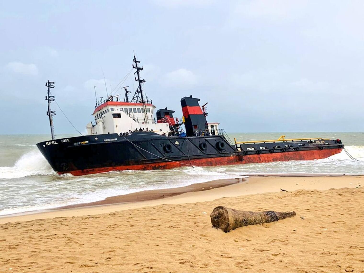 Un remorqueur nigérian, le « SPSL UDEME », a été immobilisé par les autorités béninoises après avoir échoué sur la plage de Fidjrossè le 30 juin 2024.