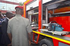 La France renforce les capacités opérationnelles des Sapeurs-pompiers du Bénin avec un don de matériel spécialisé.