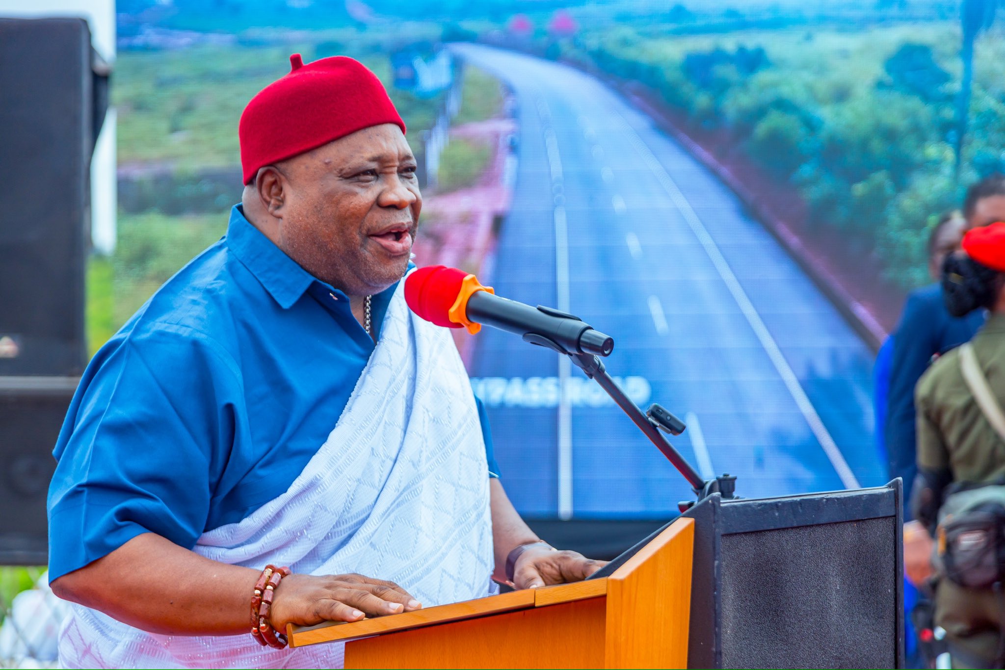 L’inauguration de la route Okpanam-Ibusa symbolise le progrès et la collaboration inter-étatique au Nigeria.