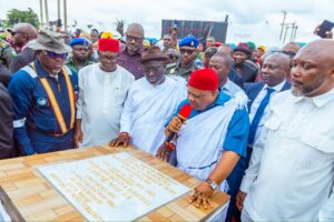 L’inauguration de la route Okpanam-Ibusa symbolise le progrès et la collaboration inter-étatique au Nigeria.