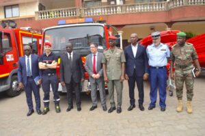 La France renforce les capacités opérationnelles des Sapeurs-pompiers du Bénin avec un don de matériel spécialisé.