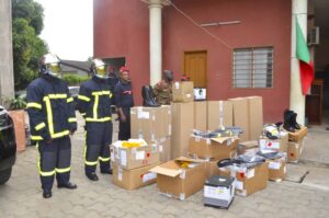 La France renforce les capacités opérationnelles des Sapeurs-pompiers du Bénin avec un don de matériel spécialisé.