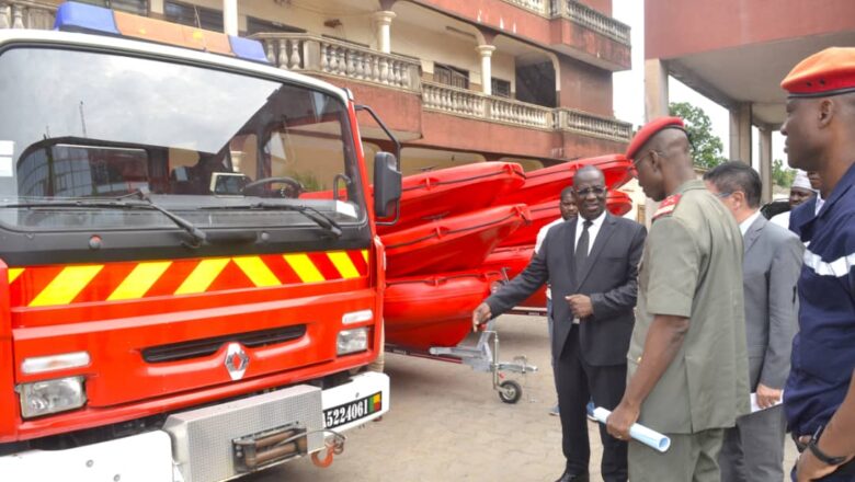 La France renforce les capacités opérationnelles des Sapeurs-pompiers du Bénin avec un don de matériel spécialisé.