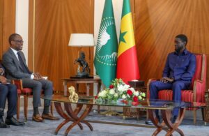 Rencontre diplomatique de haut niveau entre le Bénin et le Sénégal à Dakar, soulignant l’importance de la coopération bilatérale 