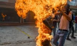 Vengeance populaire au Bénin : un présumé voleur de vin de palme brûlé vif à Avrankou, relançant le débat sur la justice expéditive