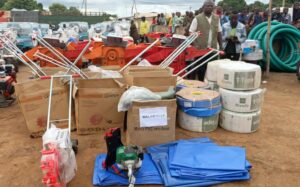 Grâce au projet PRRéCAZ, des agriculteurs béninois reçoivent du matériel agricole pour booster leur production.