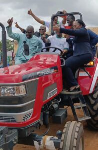 Grâce au projet PRRéCAZ, des agriculteurs béninois reçoivent du matériel agricole pour booster leur production.