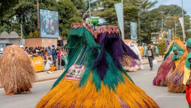 Le Festival des masques de Porto-Novo a clôturé en apothéose avec un défilé envoûtant de créatures mythologiques.