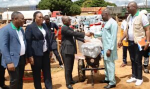 Grâce au projet PRRéCAZ, des agriculteurs béninois reçoivent du matériel agricole pour booster leur production.