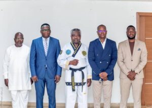 Le Grand Maître Benjamin JOHN forme les instructeurs béninois pour développer le Taekwondo et ancien de futurs champions olympiques.