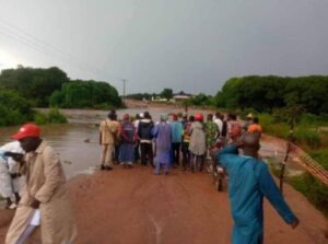 Drame  : Les pluies diluviennes au Bénin causent des inondations meurtrières à Nikki, emportant trois jeunes.