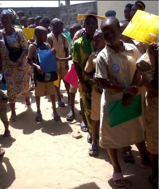 La rentrée scolaire 2024-2025 a officiellement commencé au Bénin, marquant le retour des élèves et des enseignants en classe.