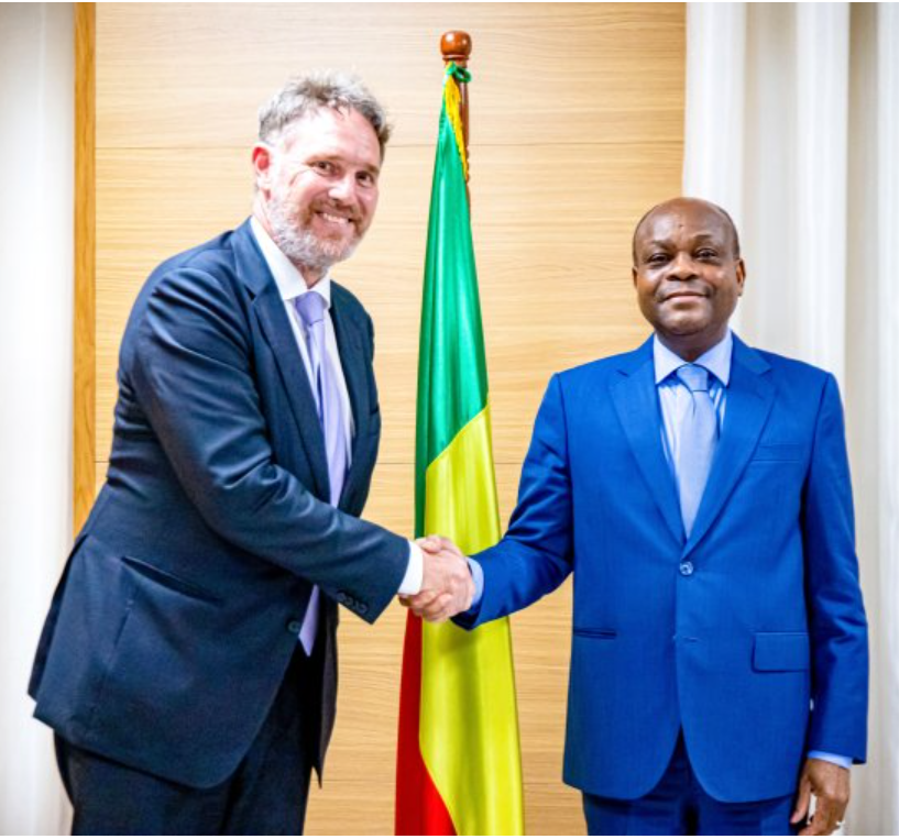 L'Ambassadeur du Pays-Bas et le Président de la Cour constitutionnelle du Bénin ont abordé les possibilités d'élargir leur collaboration.