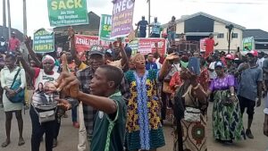 La population de Benin City remet en question la légitimité du gouverneur élu annoncée par la Commission Électorale Nationale Indépendante (INEC).