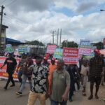 La population de Benin City remet en question la légitimité du gouverneur élu annoncée par la Commission Électorale Nationale Indépendante (INEC).