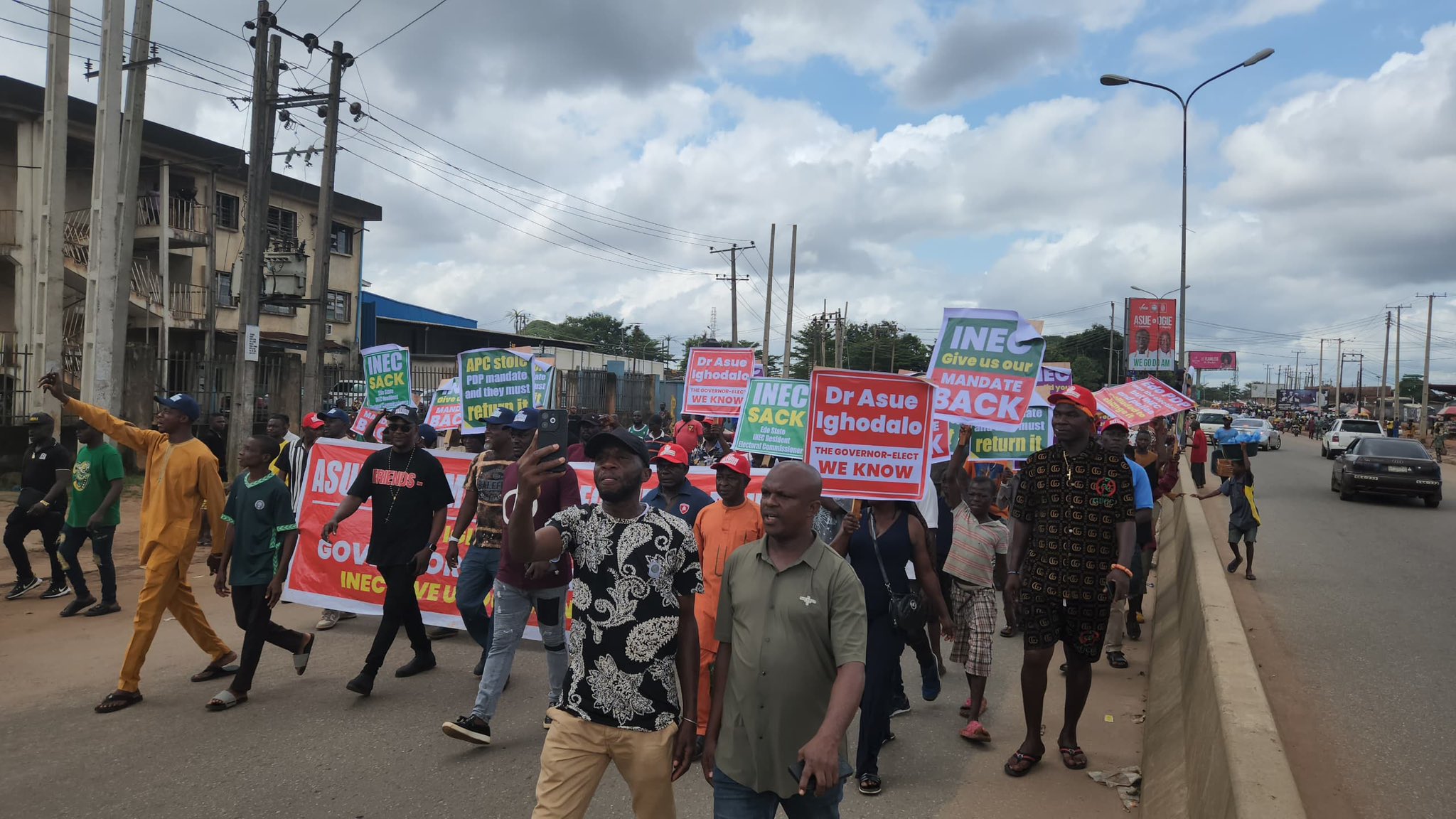 La population de Benin City remet en question la légitimité du gouverneur élu annoncée par la Commission Électorale Nationale Indépendante (INEC).