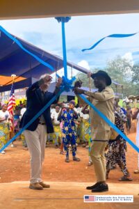 L'ambassadeur des États-Unis au Bénin inaugure deux projets communautaires visant à améliorer la production d'huile de palme 