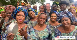 L'ambassadeur des États-Unis au Bénin inaugure deux projets communautaires visant à améliorer la production d'huile de palme 