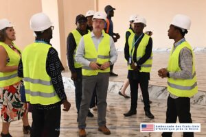 L'Ambassadeur Shukan et son épouse ont récemment visité le Centre des Jeunes de Natitingou, rénové grâce au soutien de l'USAID