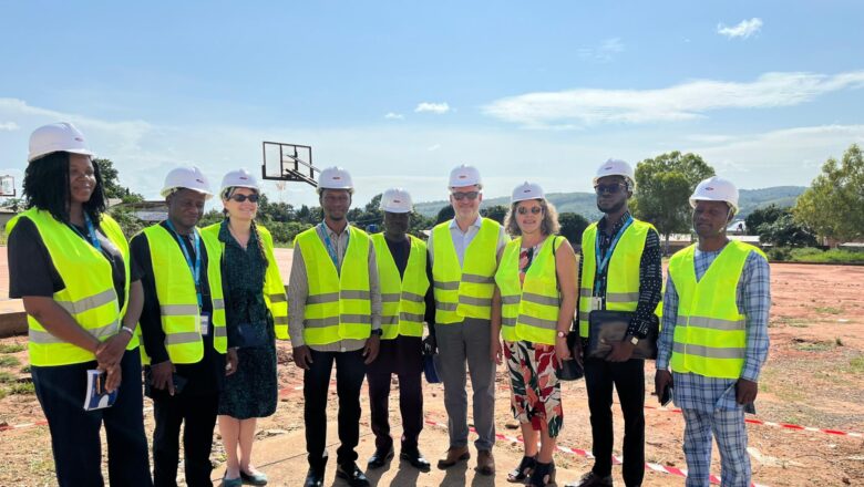 L'Ambassadeur Shukan et son épouse ont récemment visité le Centre des Jeunes de Natitingou, rénové grâce au soutien de l'USAID