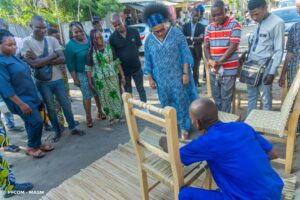 Soutenu par le gouvernement béninois, Franck Adomalinkpon, un artiste aveugle, devient un symbole d'espoir et d'inclusion pour les personnes en situation de handicap.