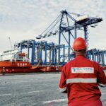 Le Port de Cotonou se modernise avec un nouveau portique de quai, dynamisant ainsi le commerce en Afrique de l'Ouest.