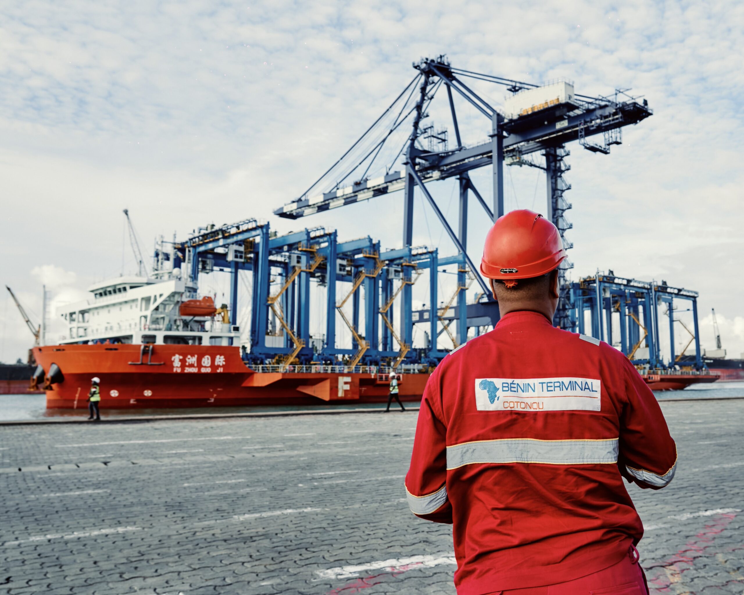 Le Port de Cotonou se modernise avec un nouveau portique de quai, dynamisant ainsi le commerce en Afrique de l'Ouest.