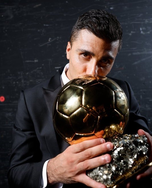 Rodri, le discret milieu de terrain de Manchester City, crée la sensation en remportant le prestigieux Ballon d'Or 2024.