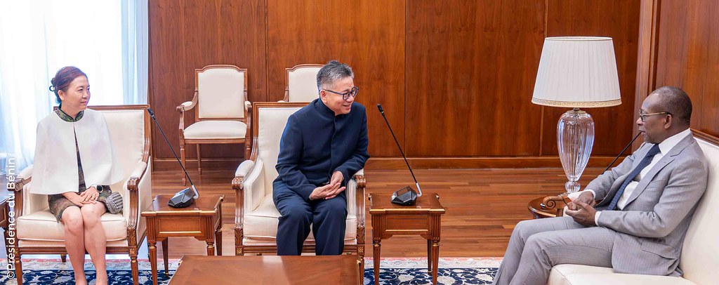 L'ambassadeur de Chine au Bénin, Peng JINGTAO, fait ses adieux au Président TALON après six ans de coopération fructueuse.