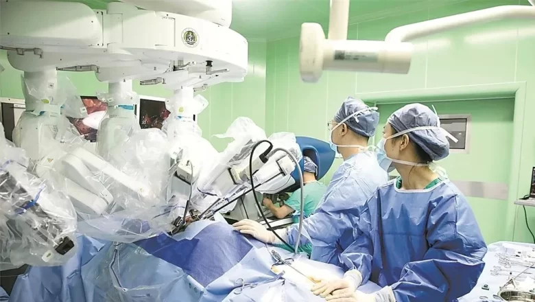 Le Bénin marque l'histoire de la médecine avec une opération chirurgicale robotisée à distance réussie avec « L'Arche de la paix »