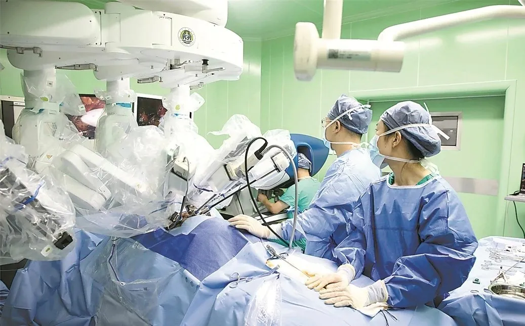 Le Bénin marque l'histoire de la médecine avec une opération chirurgicale robotisée à distance réussie avec « L'Arche de la paix »