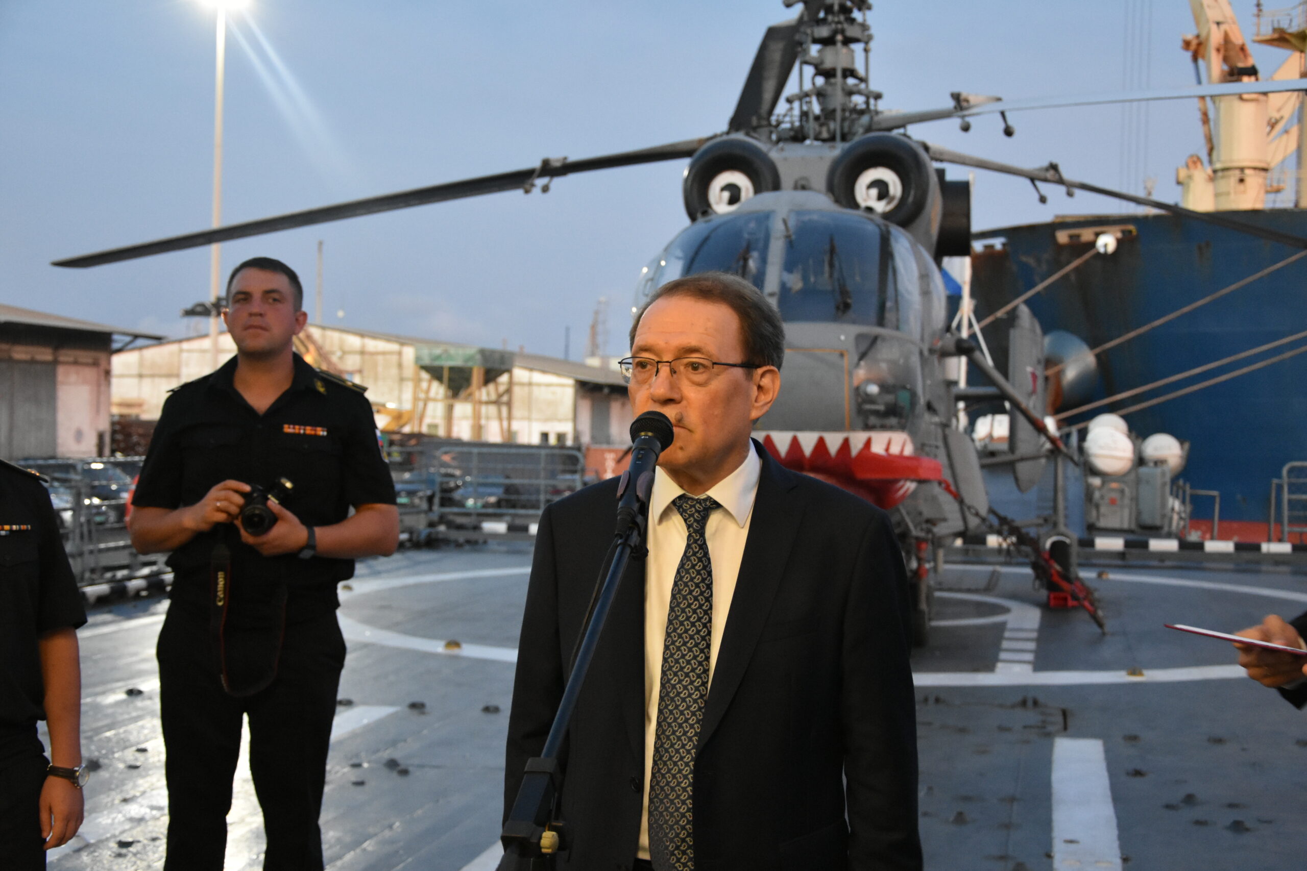 Deux navires de guerre russes effectuent une escale au Bénin, renforçant les liens militaires entre les deux pays.