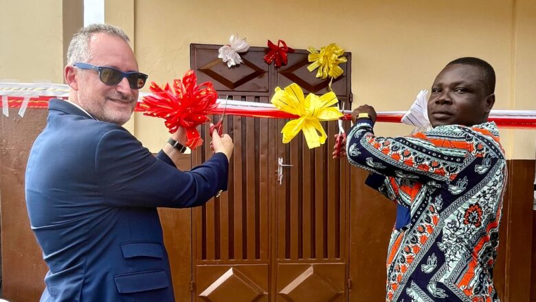 Les États-Unis soutiennent l'éducation au Bénin en finançant une nouvelle salle de classe dans le village de Gouka.