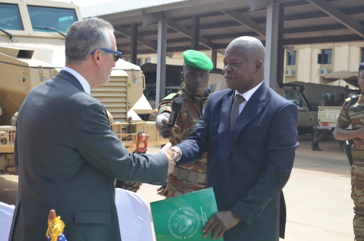 Le Bénin reçoit un important don militaire américain pour faire face aux menaces sécuritaires dans la région du Sahel.